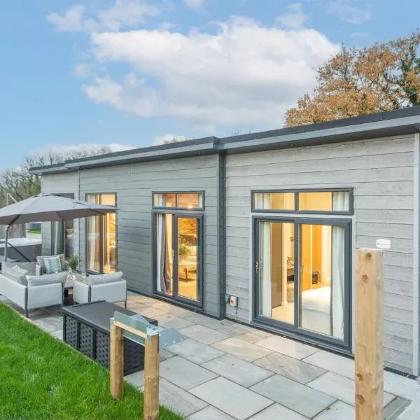 Hawthorne Lodge, 15 Roadford Lake Lodges, Lifton, hotel v destinaci Lifton