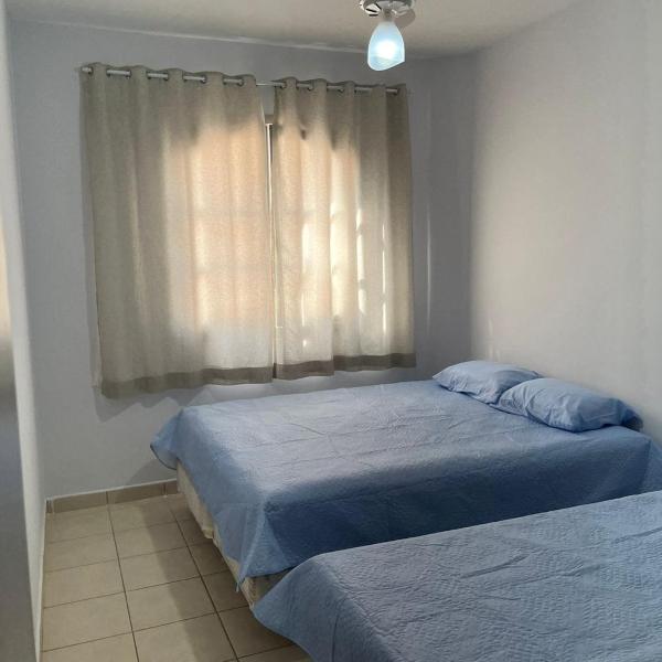 Apê Charmoso Ed Carpentier a 200m da Enseada 2 Quartos, Cozinha Americana e Conforto para 6 Pessoas - Foto 2