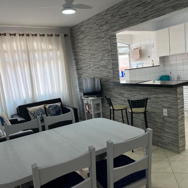 Apê Charmoso Ed Carpentier a 200m da Enseada 2 Quartos, Cozinha Americana e Conforto para 6 Pessoas - Foto 4