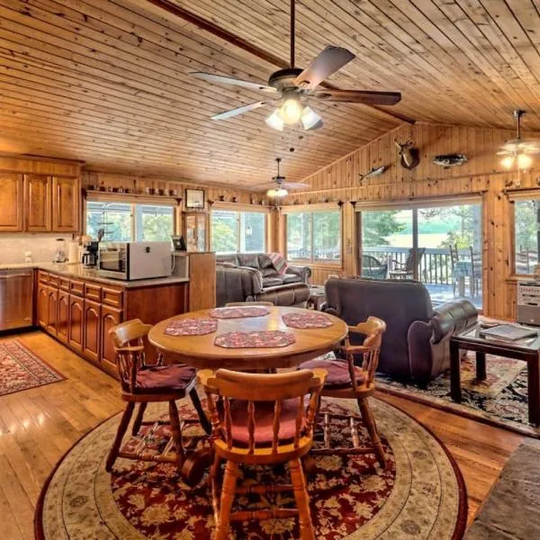 Hannahs Perch on Lake Burton with Private Top Patio and Bottom Dock, hotel in Clayton