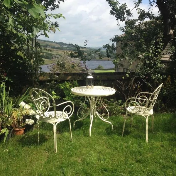 Bijou Cottage in Brontë Country with Wood-burning Stove & Hot Tub Spa, hotel in Haworth