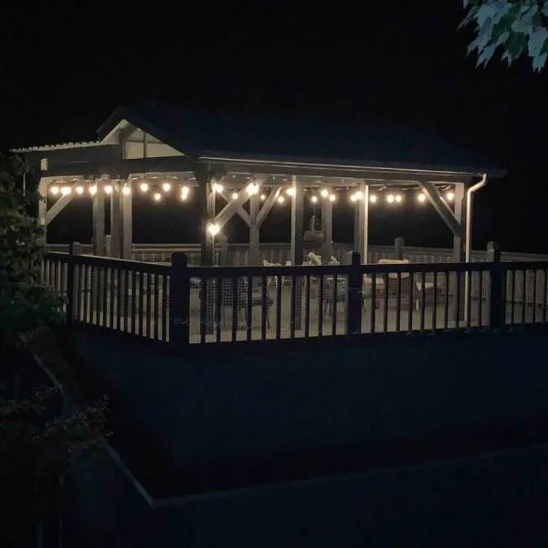 Bills Bungalow on Lake Burton with Top Dock and Patio, hotel in Clayton