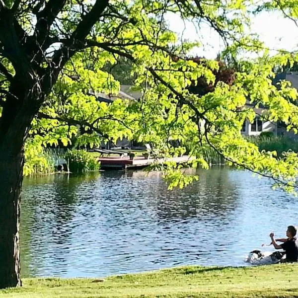 Lake Front Studio with Kayaks Bikes near Greenbelt, hótel í Eagle