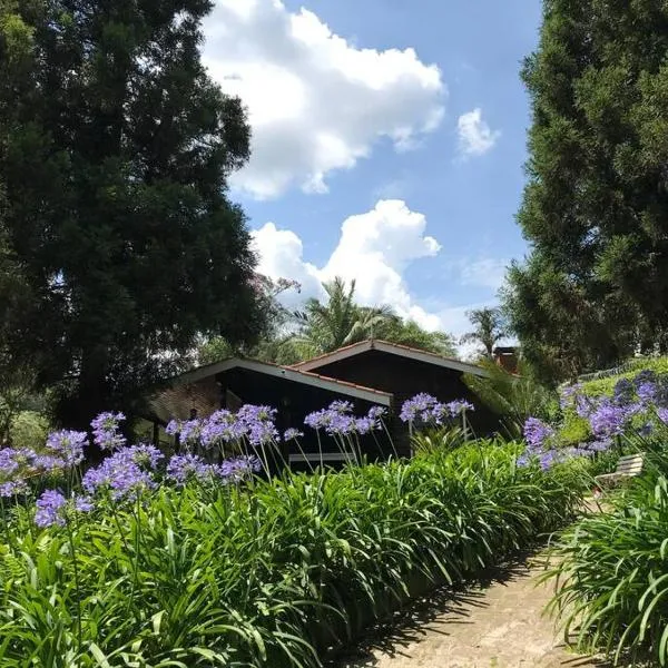 Sará-Sará에 위치한 호텔 Lindo e aconchegante chalé com piscina, lareira e churrasqueira