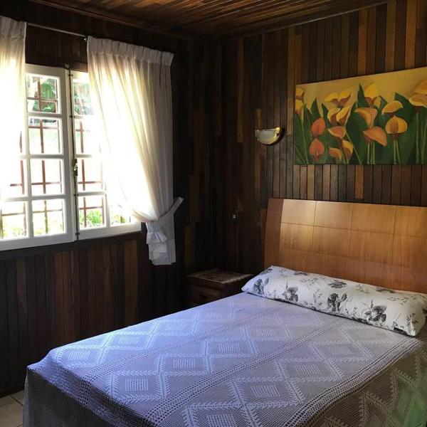 Lindo e aconchegante chalé com piscina, lareira e churrasqueira - Foto 2