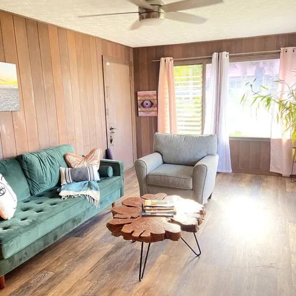 THE HILO HOMEBASE - Charming 3 Bedroom Hilo Home, with AC!, hotel in Piihonua