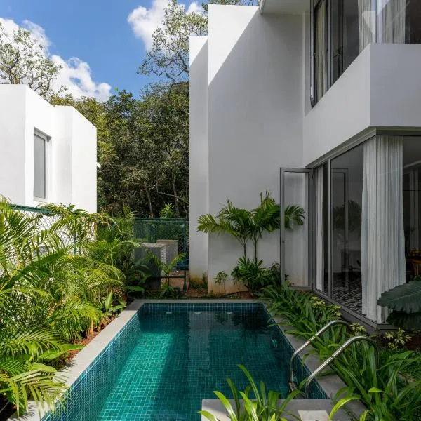 La Avila by The Blue Kite - 2 BHK Villas near Morjim Beach with Private Pool, Kitchen, Balcony & Security, hotel a Siolim