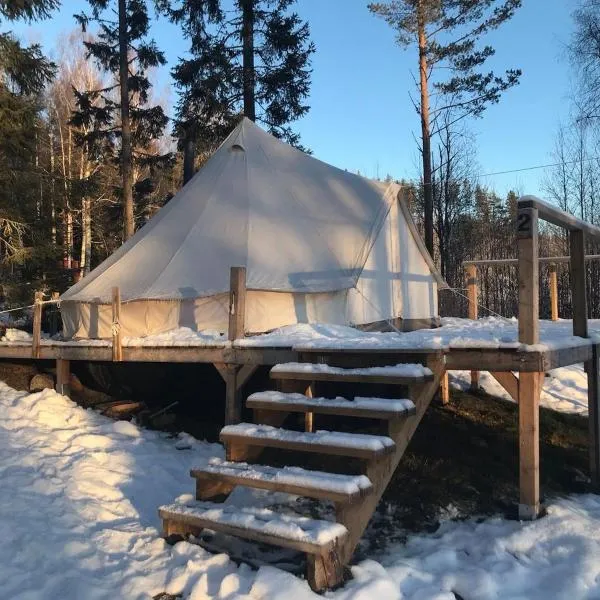 Glamping tent in a forest, lake view, hotel in Bjuråker