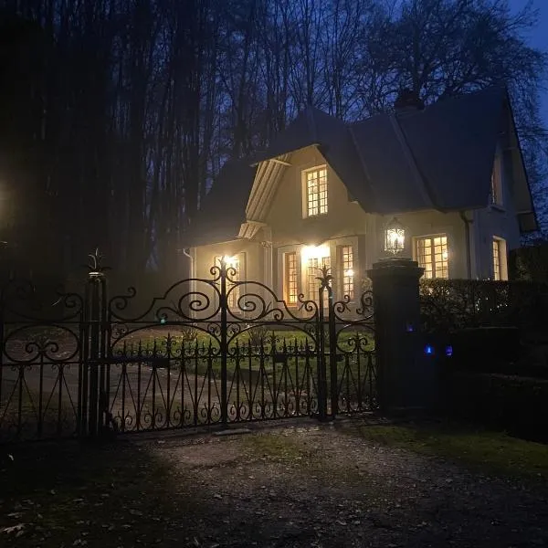 La Maison du Gardien, Chateau de lAvenue, hotel a Pierrefitte-en-Auge