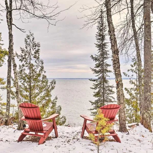 Cabin on Lake Superior about 11 Mi to Bayfield!, hotel v destinaci Washburn