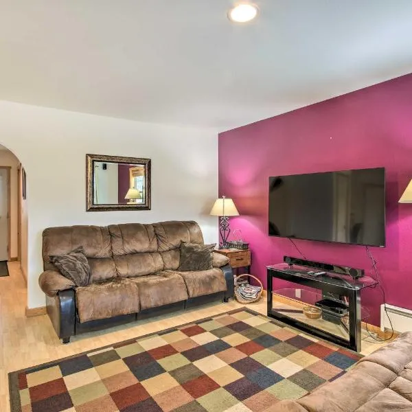 Inviting Townhome 30 Mi to Yellowstone NP!, hotel in Emigrant