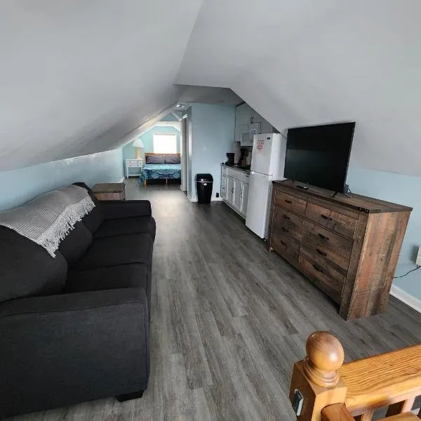 125 Atlantic Avenue Unit G2 -Pet Friendly! Loft Apartment -Sleeps 2-4 guests!, hotel in Myrtle Beach