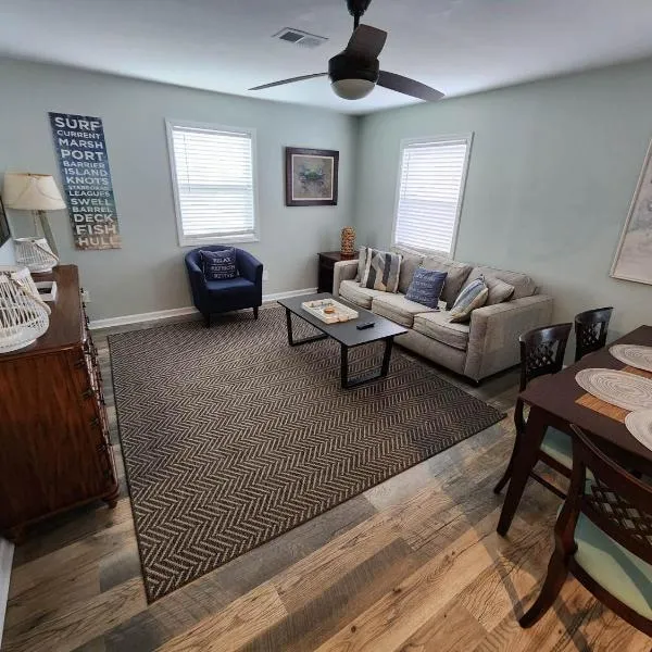 125 Atlantic Avenue Unit G1 - Pet Friendly! Walk To The Beach and Pier! 2BR -1BA - Sleeps 6 guests!, hotel in Myrtle Beach