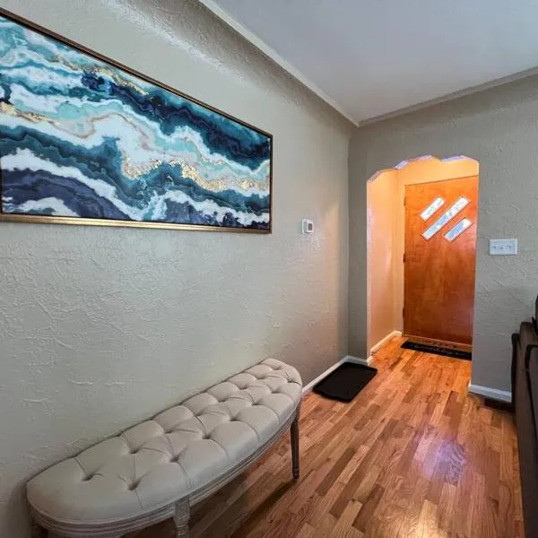 Snug, neighborly home perfect for your small group, hotel in Billings