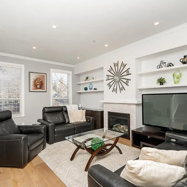 Comfortable and Modern Rowhouse Perfect for BC Escapade, air conditioned, hotel v destinaci Langley