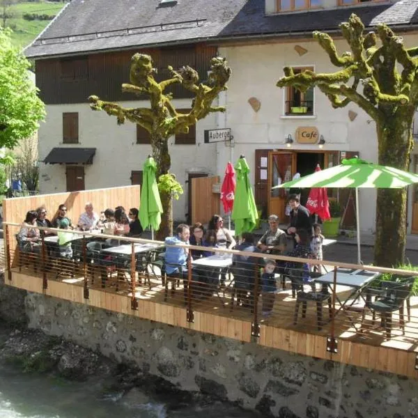 GITE AUBERGE L'HERBE TENDRE, готель у місті Saint-Laurent-du-Pont