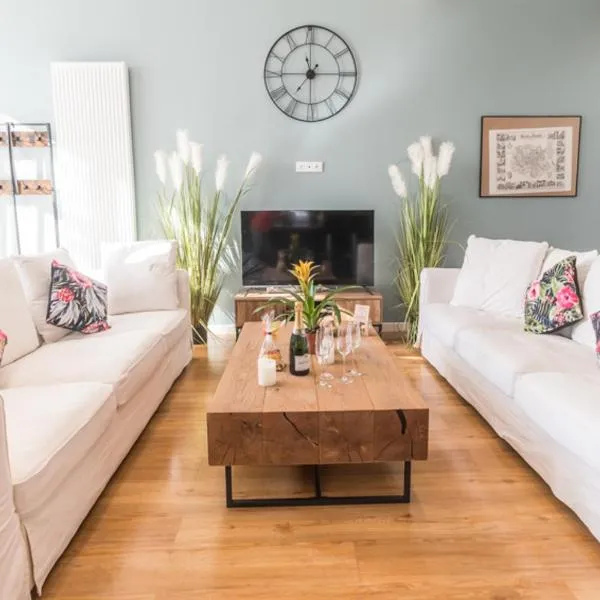 - SUBLIME VILLA FELICIDAD - Proche hypercentre - Parking - Terrasse - WiFi, hotel in Viriat