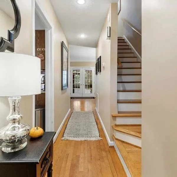 The Red Door 2-bedroom townhouse near VT & RU, hotel v destinaci Radford