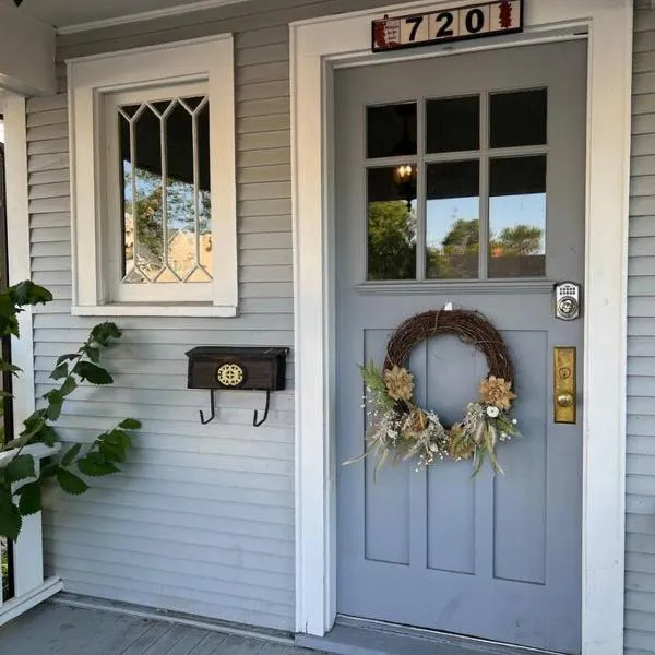 Timelessly restored home - entirely yours to enjoy, hotel in Billings