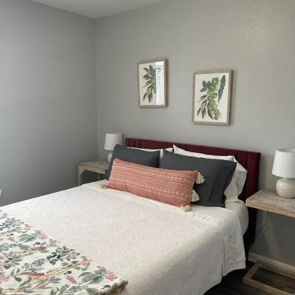 The Carolyn - 2 Bedroom Apt in Quilt Town, USA, hótel í Hamilton