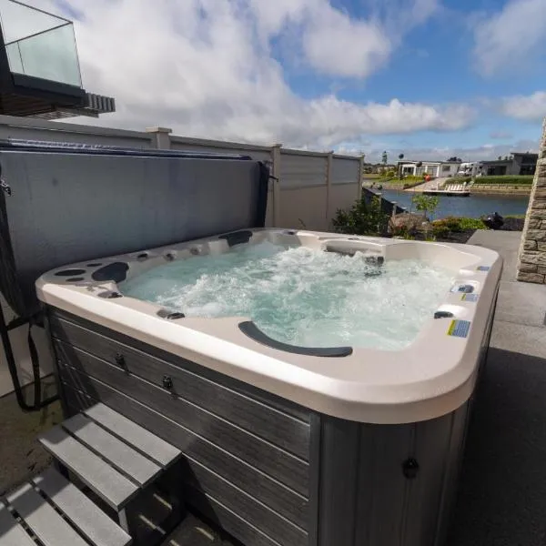Marsden Cove Canal Haven with Spa Pool, hotell i Taurikura