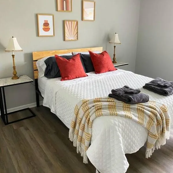 The Delores - 2 Bedroom Apt in Quilt Town, USA, hotel di Hamilton