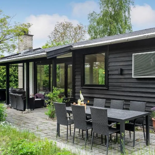 2 Bedroom Cozy Home In Dronningmølle, hotel v destinaci Dronningmølle