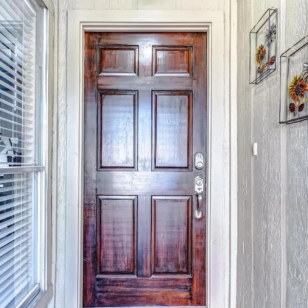 Cheerful 3-bedroom home with indoor fireplace, hotel v destinaci Houston