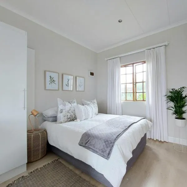 Upmarket off grid cottage on organic farm in secure estate, hotel v destinaci Howick