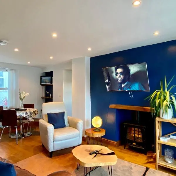 Extended Fishermans cottage with stunning sea views, hotel v destinaci The Mumbles