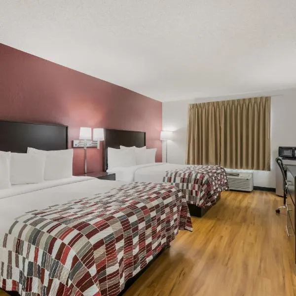 Red Roof Inn & Suites Knoxville East: Wooddale şehrinde bir otel