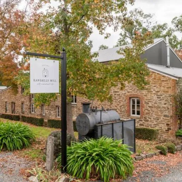 Randell's Mill - Adelaide Hills - Romantic Loft Stays, hótel í Birdwood