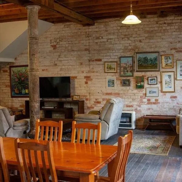 1885 Warehouse Apartment, hotel a Tumbarumba