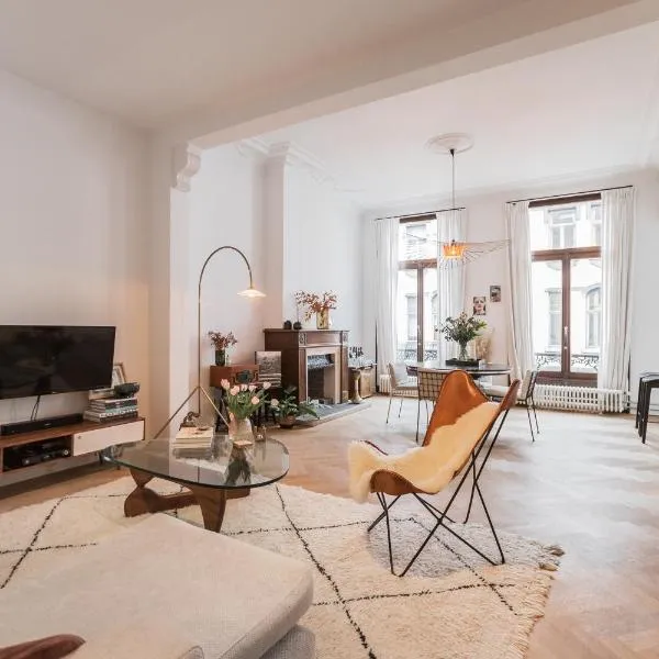 Traditional chic, High Ceilings' apt Aircos and Garage, hotel v Antverpách