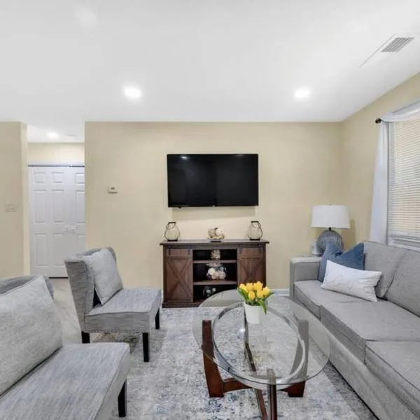 Cozy 2 Bedroom Duplex In Charlotte, Jacuzzi, Sleeps 6 plus 2, hotel v destinaci Charlotte
