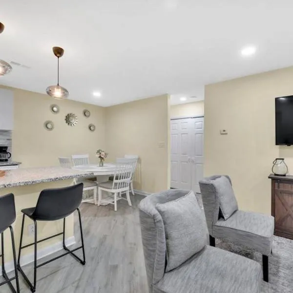Cozy 2 Bedroom Duplex In Charlotte, Jacuzzi, Sleeps 6 plus 2, hotel in Charlotte