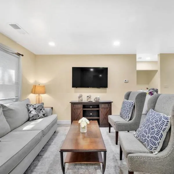 Cozy 2 Bedroom Pineville-Matthews Duplex Sleeps 8, hotel v destinaci Charlotte