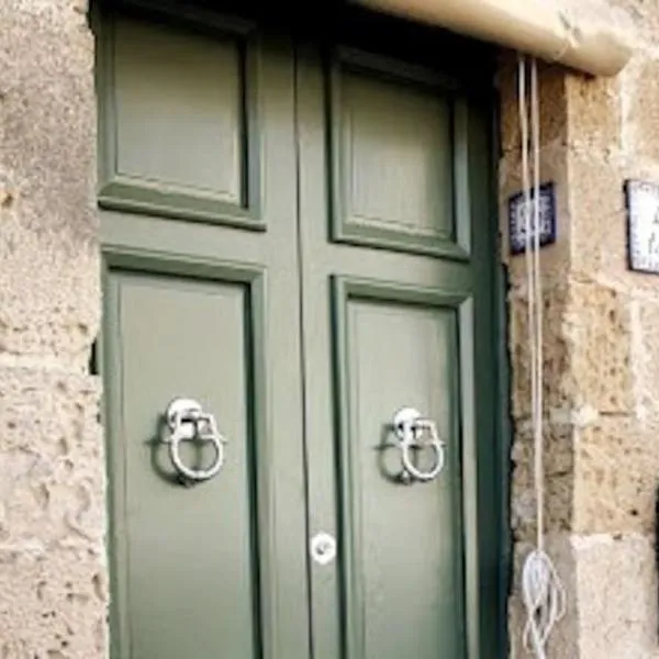 Charming 200 year old cottage with yard, hotel in Żabbar