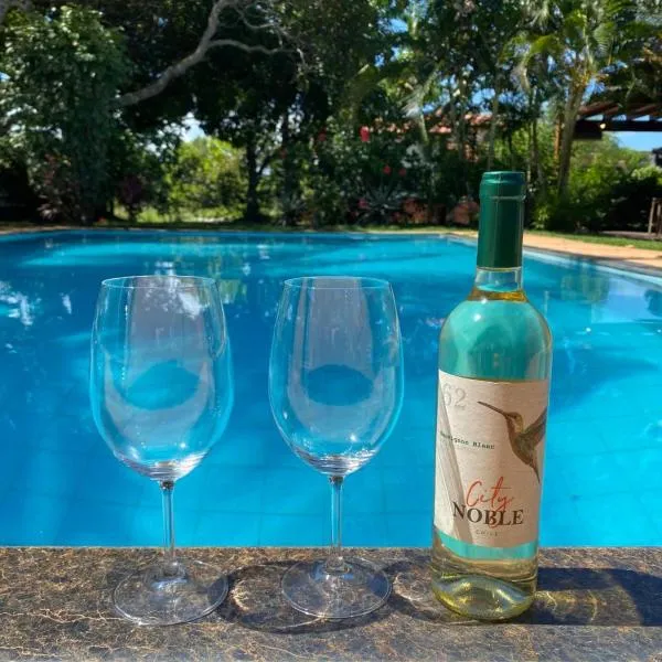 Chalé com Piscina em Guaratiba- Prado, hotel v destinaci Prado