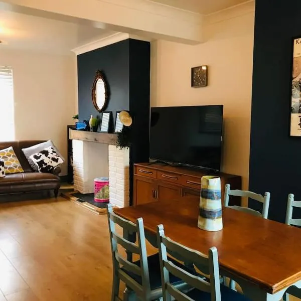 Spacious 3 bed house near beach!, hotel in Lowestoft