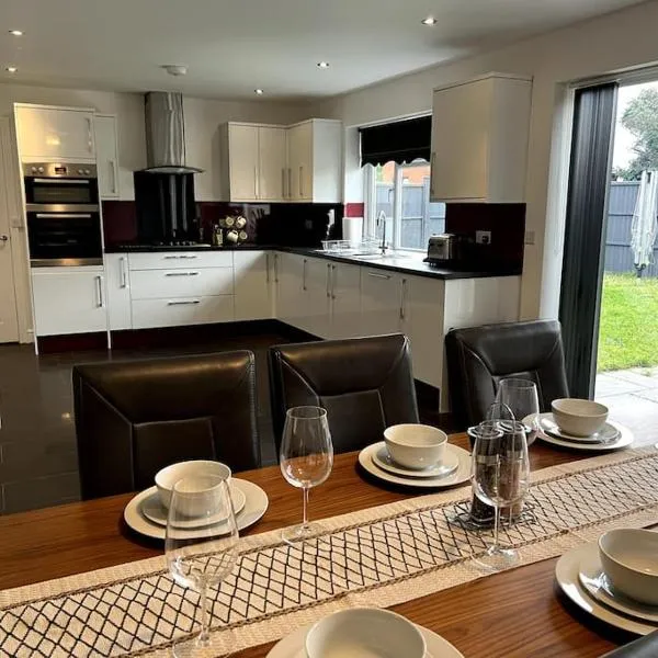 Large 5 Bedroom House Sleeps 10 Ideal for Contractors, hotel i Barrow upon Soar