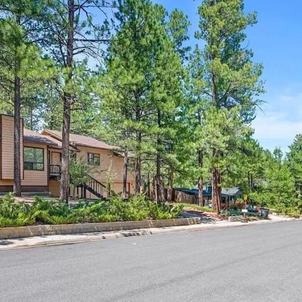 Kathys Cabin, King Bed, Hot Tub, Near-NAU & Downtown attractions, Perfect Year-Round Mountain Getaway, hotel v destinaci Flagstaff