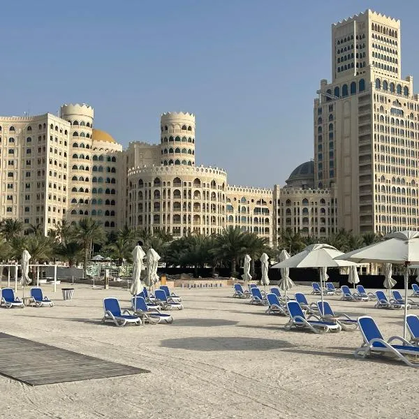 Private Suites Al Hamra Palace at golf & sea resort, hotel em Jazīrat az Za‘āb