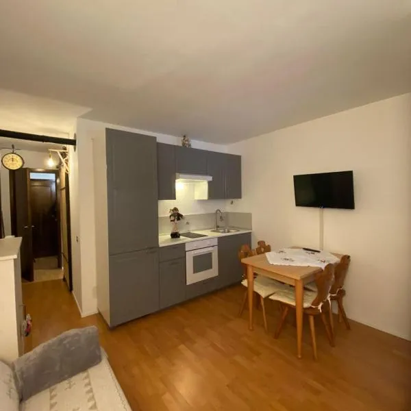 Appartamento a 2,5 km da Alleghe, hotel v destinaci Alleghe