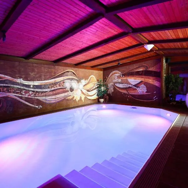 Ferienhaus mit Schwimmbad, Whirlpool & Sauna am Nürburgring, hotel i Leimbach