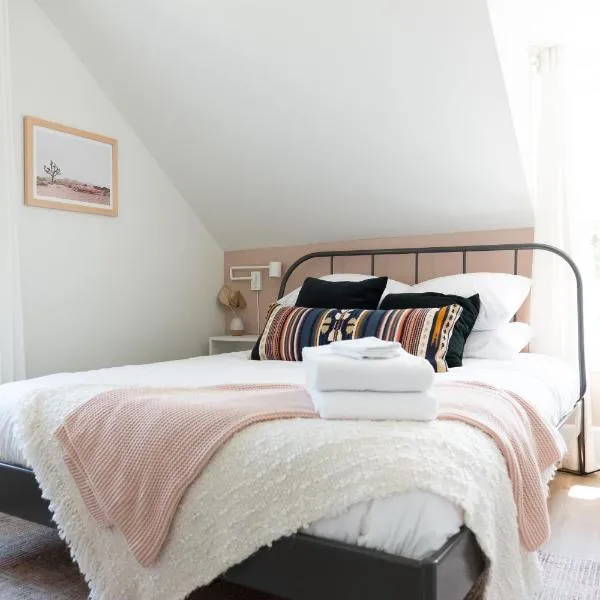 Downtown Picton 2-Bedroom Boho Suite! โรงแรมในพิกทัน