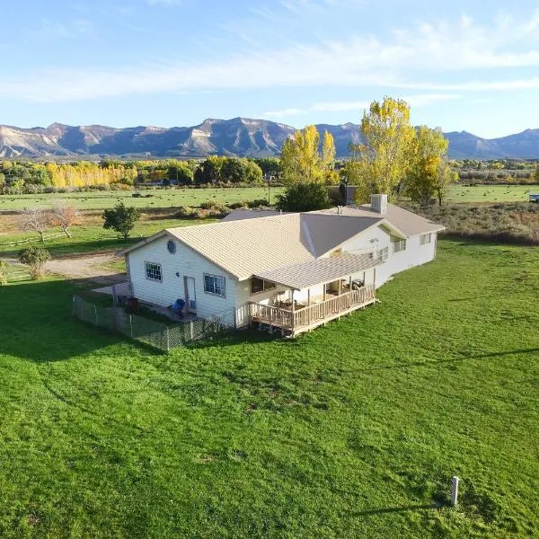 Cortez Retreat w/ Office & Stunning Mtn Views, hotel v destinaci Cortez