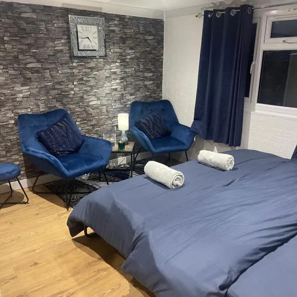 Spacious loft converted bedroom with toilet only, Separate guest shower on ground floor plus free parking, hotel a Hanworth