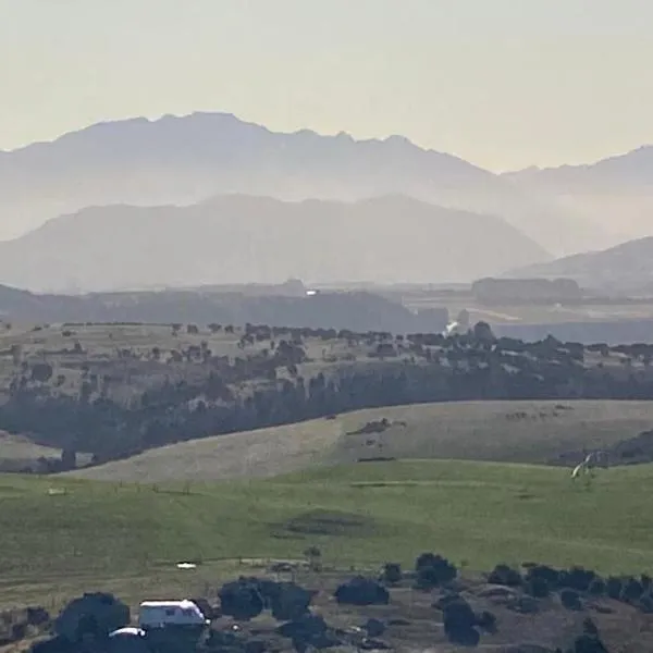 Top of the world studio nestled in the rock, hotel em Queensberry