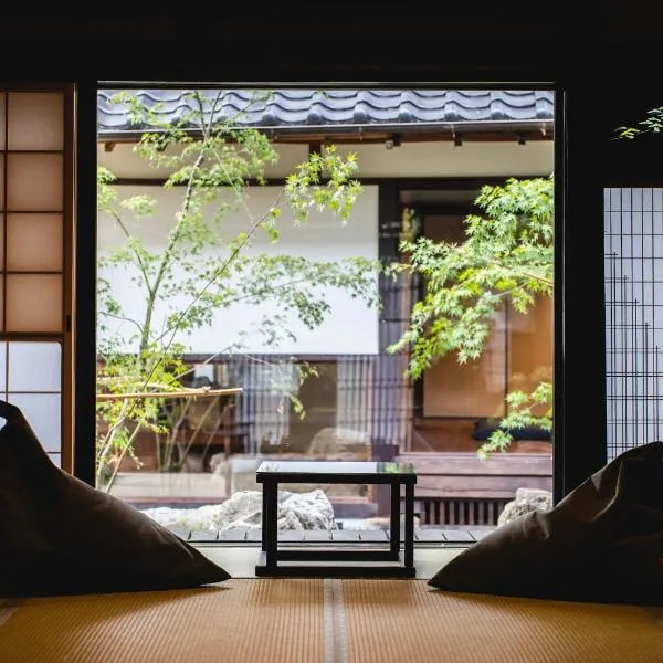 Castle Town Contemporary Ryokan 天籟 - TENRAI -, hotel v destinaci Takahashi